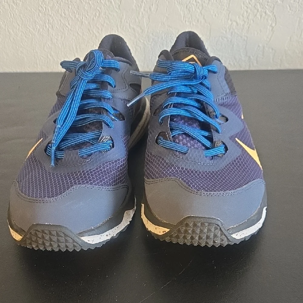 Nike Men's Athletic Shoes in Blue and Cream with Reddish Brown. - Picture 3 of 9